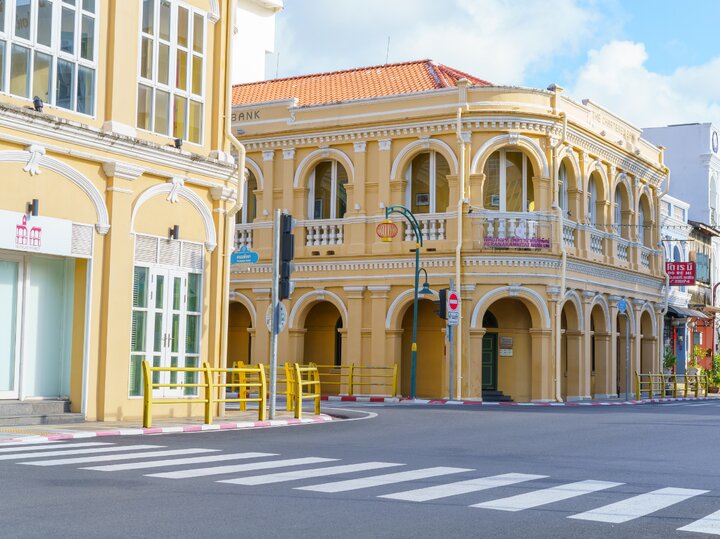 Razzia in Phuket: Vier Ausländer wegen illegaler Geschäfte festgenommen!