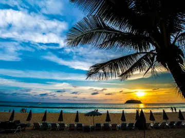 Schwere Regenfälle überfluten Phuket: Gouverneur prüft die Situation!