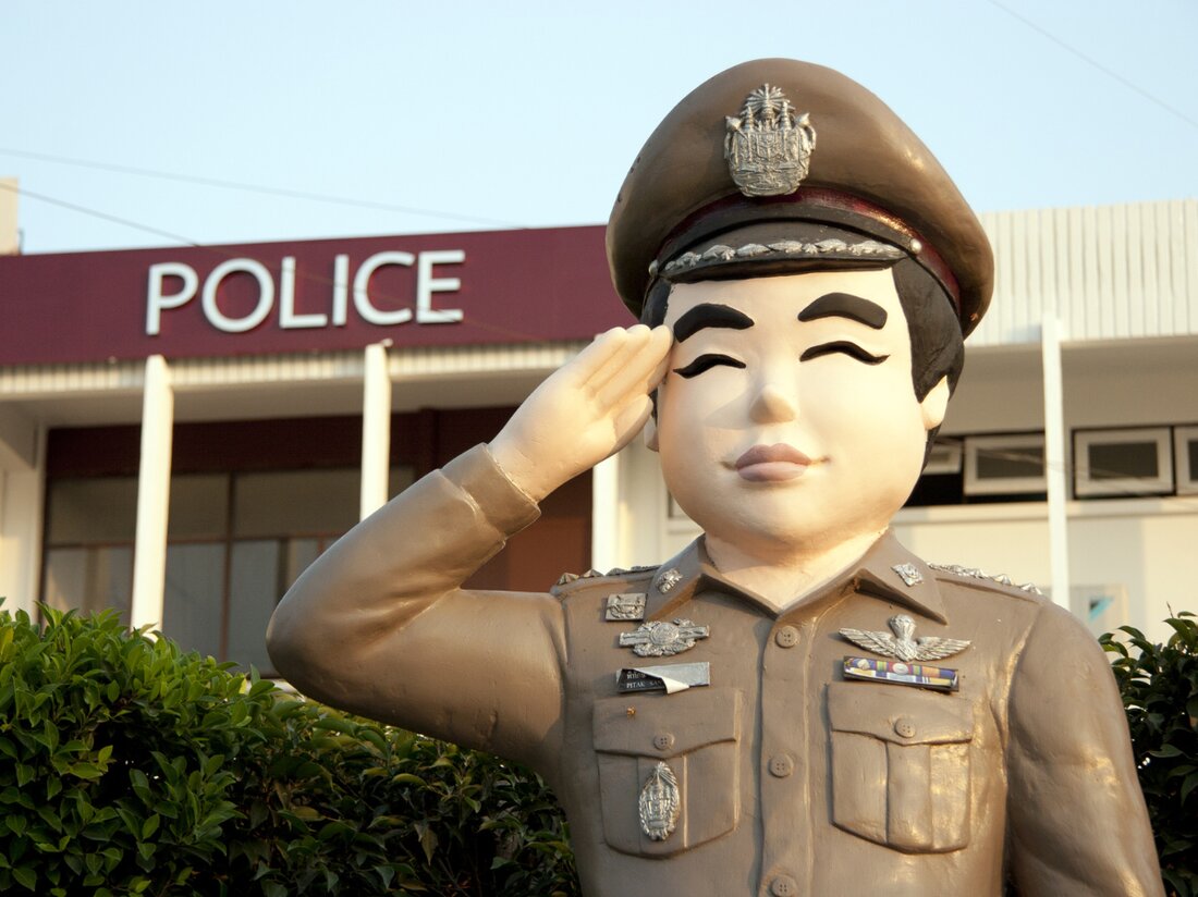Polizei durchsucht Nachtlokal in Phuket: Manager festgenommen, Minderjährige im Lokal, gesetzliche Verstöße gegen Jugendschutz.