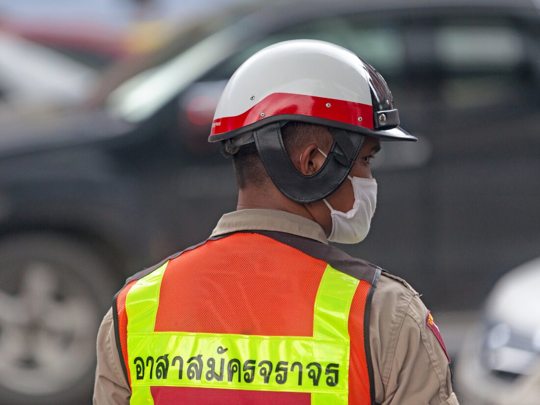 Razzia in einem russischen Mietwagenunternehmen in Thailand: 400 Fahrzeuge sichergestellt, illegale Beschäftigung und Passmissbrauch untersucht.