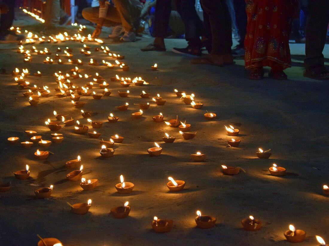 Am 5. November 2025 fand das Loy Krathong Festival in Phuket statt, um Traditionen zu bewahren und Königin Sirikit zu ehren.