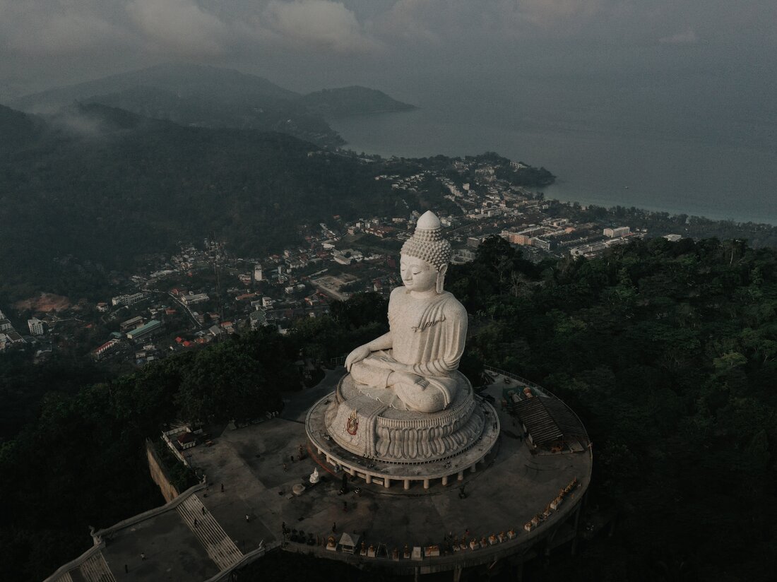 Der Artikel beleuchtet den Rückgang der internationalen Ankünfte in Thailand, insbesondere in Phuket, und analysiert die Ursachen sowie die Auswirkungen auf die Wirtschaft. Fahrgäste und Geopolitik beeinflussen den Tourismus stark, während die Regierung an nachhaltigen Lösungen arbeitet.