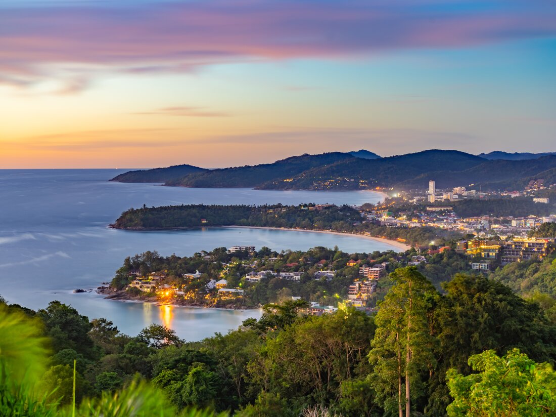 Kornsiri Hospitality Management legte den Grundstein für das Tiva Ao Makham Resort in Phuket, ein Luxus-Wellness-Retreat, das 2025 eröffnet wird.