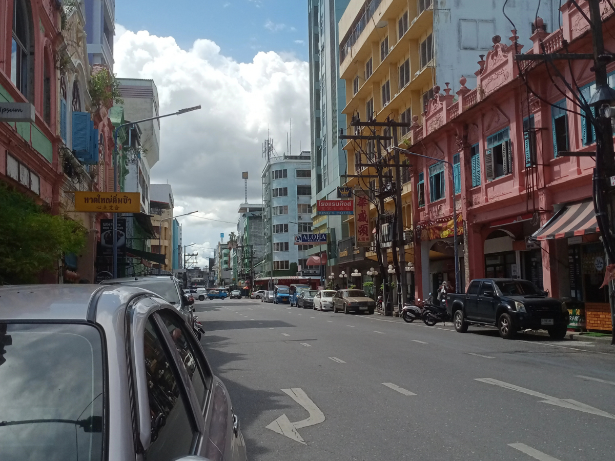 Verkehrsunfall in Phuket: Ausländischer Fahrer verletzt thailändische Mädchen schwer